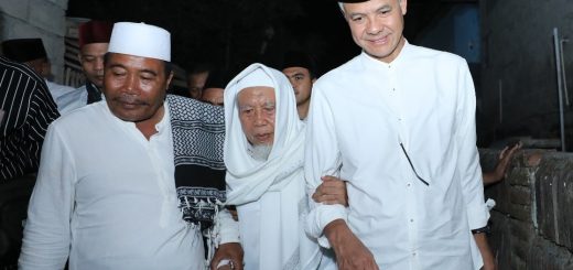 Bakal calon presiden 2024, Ganjar Pranowo, mengunjungi Ponpes Nurul Muhsinin, Nusa Tenggara Barat (NTB), Minggu (15/10/2023). Ganjar disambut hangat pengasuh Ponpes, Tuan Guru Haji (TGH) Daud Muhsin