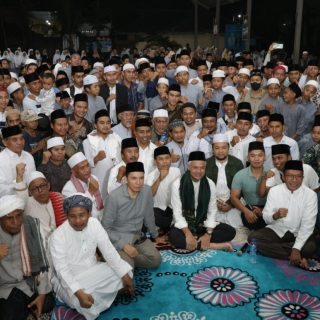 Bacapres 2024, Ganjar Pranowo, mengunjungi beberapa pondok pesantren di Nusa Tenggara Barat (NTB), Minggu (15/10/2023). Di antaranya Ponpes Nurul Muhsinin dan Ponpes Darul Habibi NWDI. Ganjar mendapat sambutan antusias dari para pengasuh dan santri Ponpes yang dikunjungi