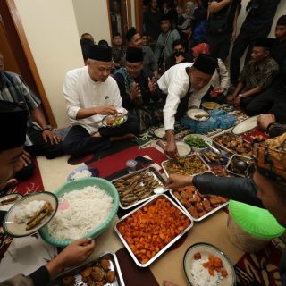 Ganjar disambut hangat oleh warga Desa Muncang, Kecamatan Sodonghilir, Tasikmalaya, Senin (9/10/2023) malam. Banyak warga yang menyuguhkan makanan tradisional dan makan bersama. Warga bersyukur karena Capres 2024 itu memberikan bantuan akses air bersih yang telah belasan tahun diharapkan