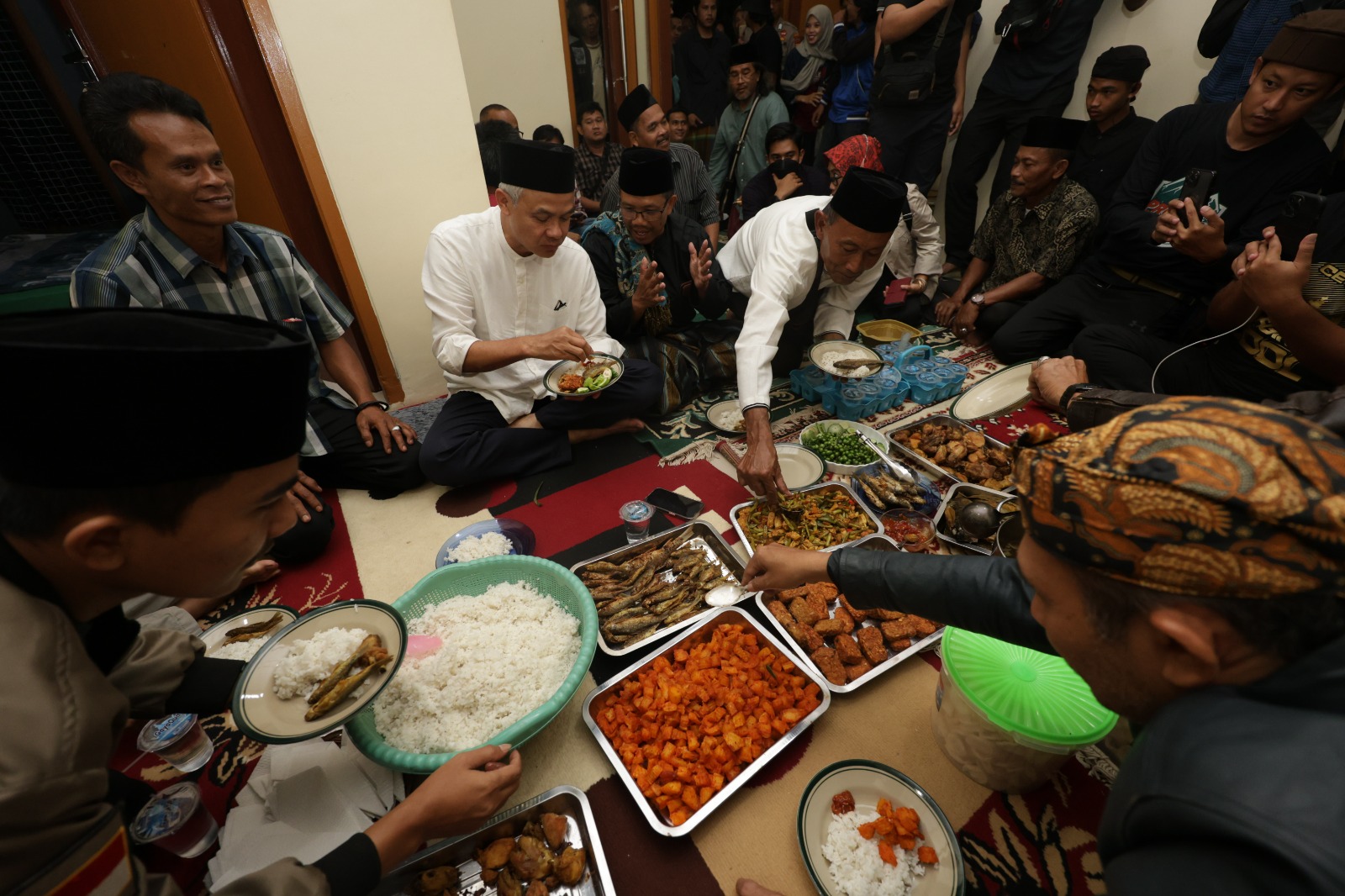 Ganjar disambut hangat oleh warga Desa Muncang, Kecamatan Sodonghilir, Tasikmalaya, Senin (9/10/2023) malam. Banyak warga yang menyuguhkan makanan tradisional dan makan bersama. Warga bersyukur karena Capres 2024 itu memberikan bantuan akses air bersih yang telah belasan tahun diharapkan