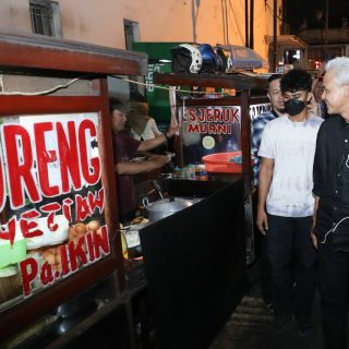 Capres 2024 Ganjar Pranowo menghabiskan malam saat kunjungannya ke Bandung, dengan jalan-jalan di Jalan Asia Afrika dan Jalan Braga Selasa (3/10/2023). Ganjar menyempatkan mencicipi nasi goreng legendaris Bandung, Pak Ikin