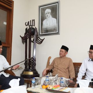 Andika Gumilang Pratama siswa MTs NU Tasikmalaya yang yatim, mencegat Capres 2024 Ganjar Pranowo, minta dipeluk dan dijadikan anak angkat saat Ganjar usai memberikan sambutan di Institut Nahdlatul Ulama (INU) Tasikmalaya, Selasa (10/10/2023)