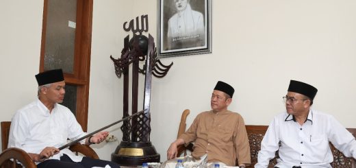 Andika Gumilang Pratama siswa MTs NU Tasikmalaya yang yatim, mencegat Capres 2024 Ganjar Pranowo, minta dipeluk dan dijadikan anak angkat saat Ganjar usai memberikan sambutan di Institut Nahdlatul Ulama (INU) Tasikmalaya, Selasa (10/10/2023)