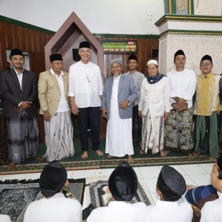 Capres 2024, Ganjar Pranowo, berfoto bersama para pengasuh Ponpes Miftahul Huda Manonjaya,Tasikmalaya di hadapan para santri, Senin (9/10/2023). Ganjar bertemu pengasuh ponpes yang juga sahabat lamanya, Kiai Asep Ahmad Maoshul Affandy