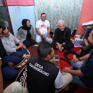 Capres 2024, Ganjar Pranowo mendatangi perkampungan buruh di Desa Gadobangkong Kecamatan Ngamprah, Bandung Barat dan berdiskusi dengan warga, Selasa (3/10/2023)