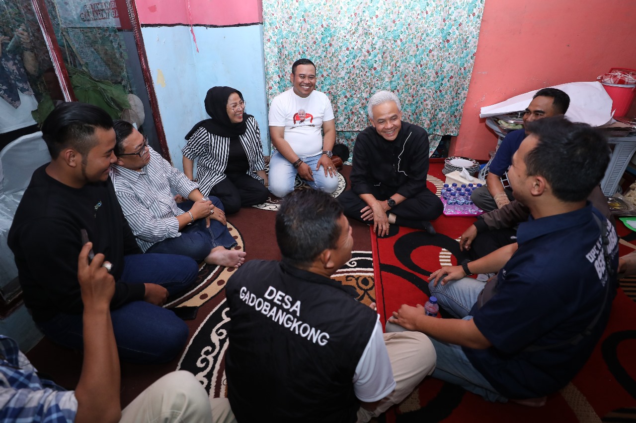 Capres 2024, Ganjar Pranowo mendatangi perkampungan buruh di Desa Gadobangkong Kecamatan Ngamprah, Bandung Barat dan berdiskusi dengan warga, Selasa (3/10/2023)