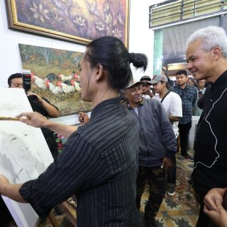 Capres 2024 Ganjar Pranowo, menghabiskan malam di Jalan Asia Afrika dan Jalan Braga Kota Bandung, Selasa (3/10/2023) malam. Ganjar juga berjalan-jalan sambil menyapa masyarakat dan melihat krestivitas para seniman