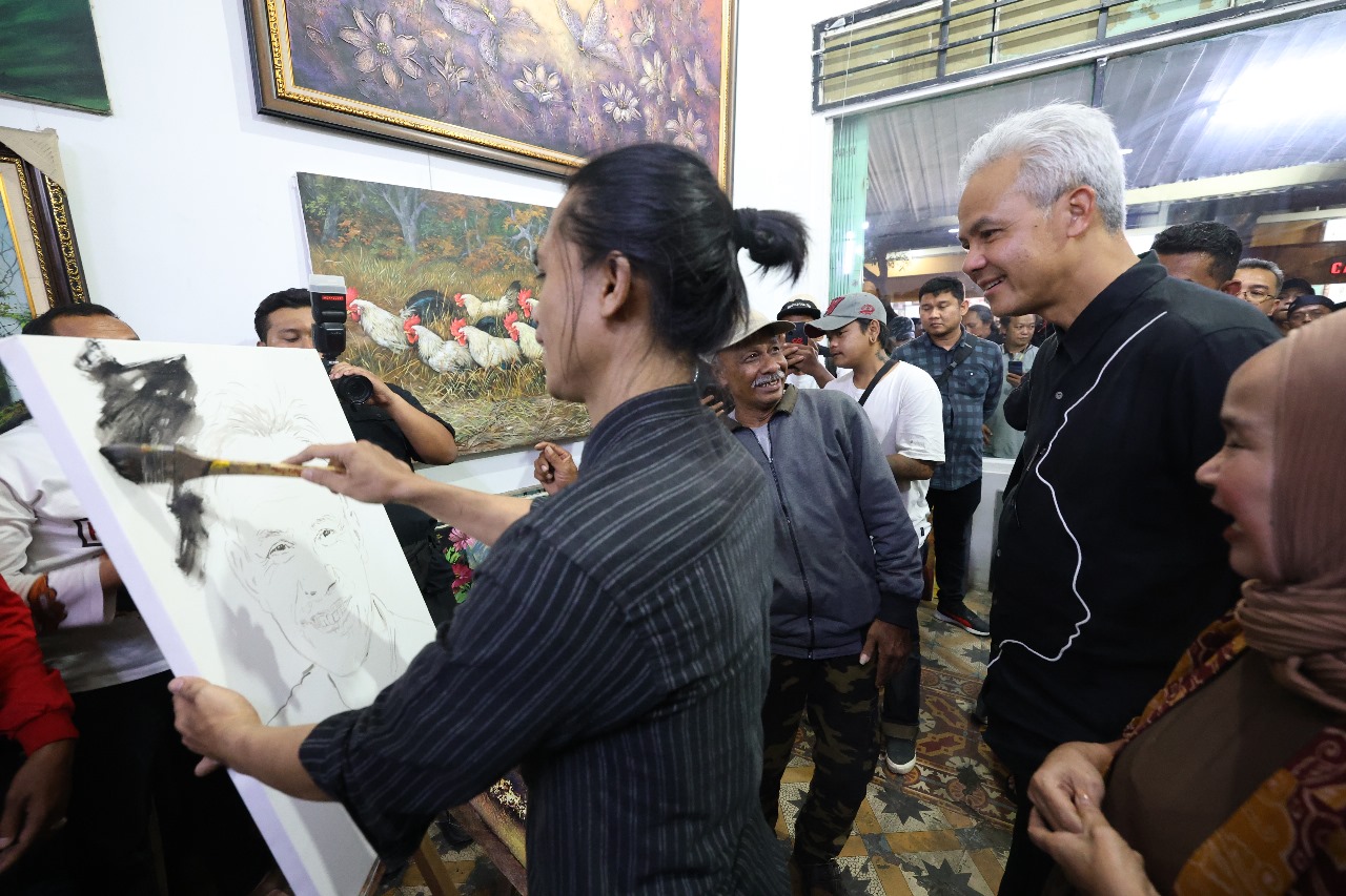 Capres 2024 Ganjar Pranowo, menghabiskan malam di Jalan Asia Afrika dan Jalan Braga Kota Bandung, Selasa (3/10/2023) malam. Ganjar juga berjalan-jalan sambil menyapa masyarakat dan melihat krestivitas para seniman