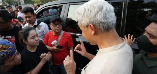 Bacapres 2024, Ganjar Pranowo, mendengarkan keluhan remaja yang mencegatnya saat akan memasuki mobil usai Cherbon Guyub di depan Balai Kota Cirebon, Minggu (8/10/2023)