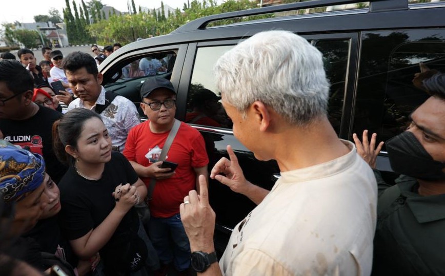 Bacapres 2024, Ganjar Pranowo, mendengarkan keluhan remaja yang mencegatnya saat akan memasuki mobil usai Cherbon Guyub di depan Balai Kota Cirebon, Minggu (8/10/2023)