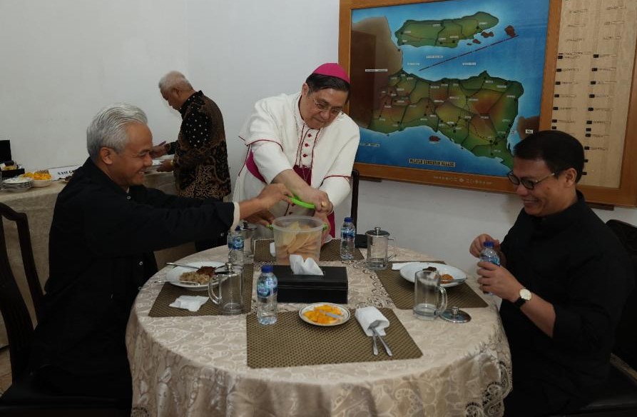 Capres 2024, Ganjar Pranowo, mengunjungi Keuskupan Agung Malang, Jumat (13/10/2023). Ganjar mendapat hidangan sarapan dengan pilihan beberapa menu, seperti nasi rawon, pecel dan nasi goreng