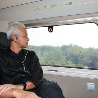 Bakal calon presiden (Capres) 2024, Ganjar Pranowo, menjajal Whoosh, kereta cepat Jakarta-Bandung, Selasa (3/10/2023). Transportasi massal akan menjadi prioritas ganjar jika menjadi Presiden mendatang