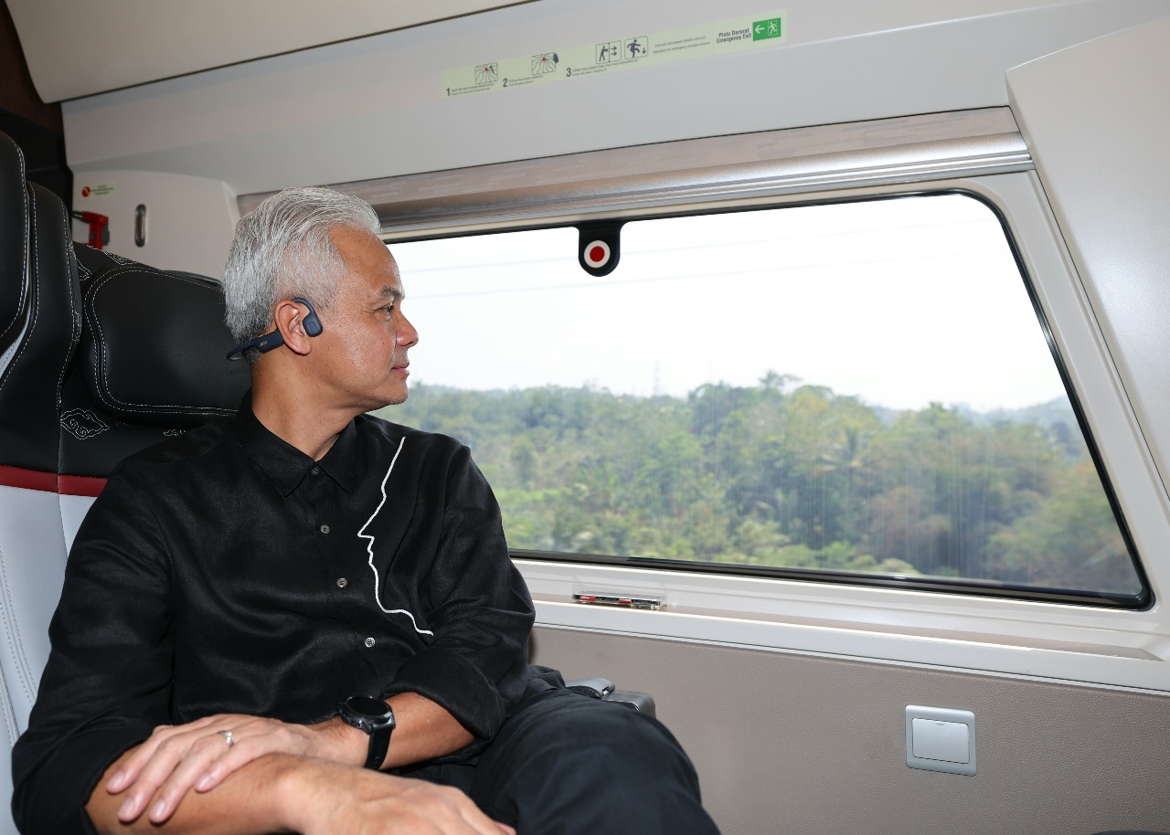 Bakal calon presiden (Capres) 2024, Ganjar Pranowo, menjajal Whoosh, kereta cepat Jakarta-Bandung, Selasa (3/10/2023). Transportasi massal akan menjadi prioritas ganjar jika menjadi Presiden mendatang