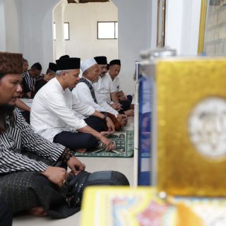 Bakal calon presiden 2024, Ganjar Pranowo, berziarah ke makam Syekh Abdul Muhyi di Desa Pamijahan, Bantarkalong, Tasikmalaya, Senin (9/10/2023). Doa ziarah dipimpin oleh KH Endang Adjidin, juru kunci makam sekaligus keturunan kesembilan dari Syekh Abdul Muhyi.