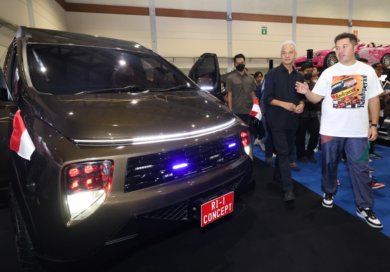 Bakal Capres 2024, Ganjar Pranowo, merasa kagum dengan modifikasi mobil berplat RI-1 Concept warna merah saat mengunjungi pameran Indonesia Modification & Lifestyle Expo (IMX) 2023 di JCC Jakarta, Sabtu (30/9/2023)