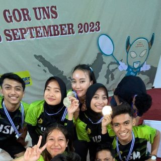 Atlet bulutangkis Universitas Semarang (USM) yang tampil di Kejuaraan Bulu Tangkis Antarmahasiswa UNS Cup 2023 di GOR Bulu Tangkis UNS Surakarta. USM meraih dua medali emas lewat nomor tunggal putri dan ganda campuran