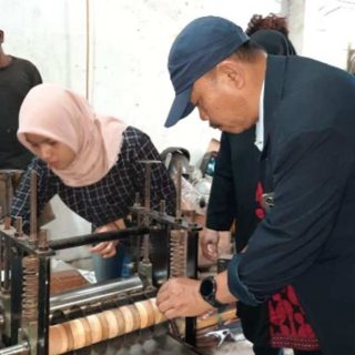 PkM USM memberikan bantuan berupa mesin pemotong jenang untuk meningkatkan efisiensi produksi untuk UD Al-Husna di Desa Singocandi, Kecamatan Kota, Kabupaten Kudus