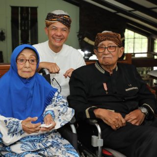 Mengenakan Barangbang Semplak, Bacapres 2024 Ganjar Pranowo, berfoto bersama mantan Gubernur Jabar, Letjen TNI (Purn) Solihin Gautama Purwanegara dan istri