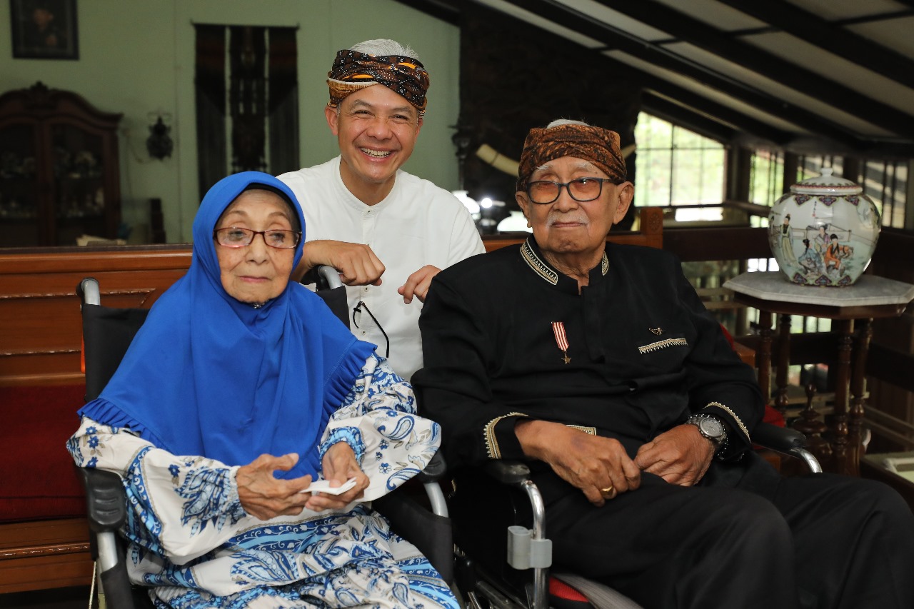 Mengenakan Barangbang Semplak, Bacapres 2024 Ganjar Pranowo, berfoto bersama mantan Gubernur Jabar, Letjen TNI (Purn) Solihin Gautama Purwanegara dan istri