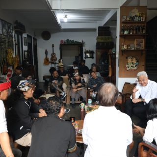 Suasana nongkrong asyik bakal calon presiden 2024, Ganjar Pranowo, dengan para seniman dan budayawan Jawa Barat di Bandung, Rabu (4/10/2023)