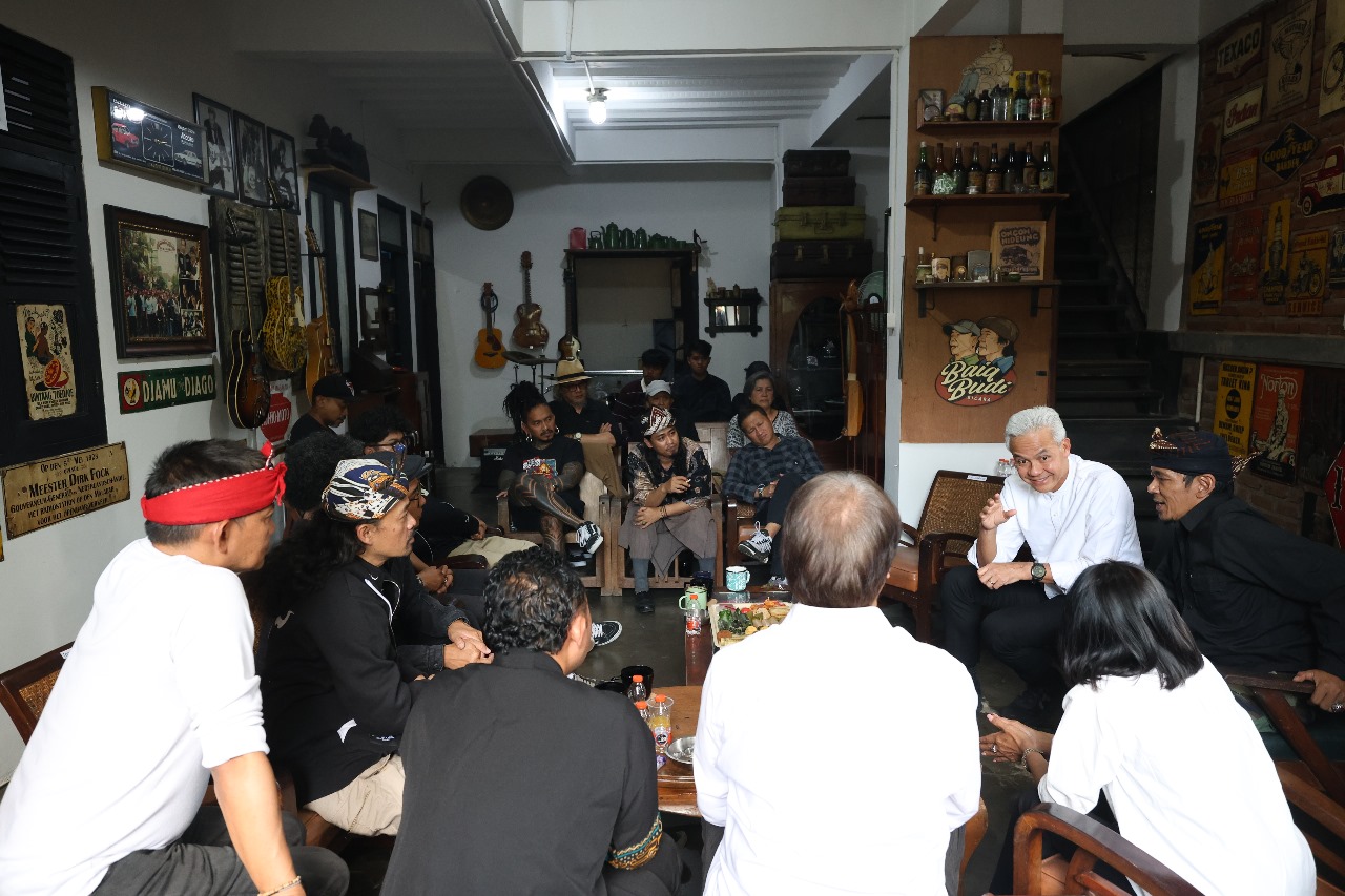 Suasana nongkrong asyik bakal calon presiden 2024, Ganjar Pranowo, dengan para seniman dan budayawan Jawa Barat di Bandung, Rabu (4/10/2023)