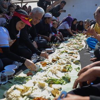 Capres 2024, Ganjar Pranowo dan istri, Siti Atikoh makan bersama warga atau mayoran, setelah sebelumnya menginap di rumah warga Kampung Padakati, Desa Tegallega Kecamatan Warung Kondang Kabupaten Cianjur, Jawa Barat, Rabu (4/10/2023)