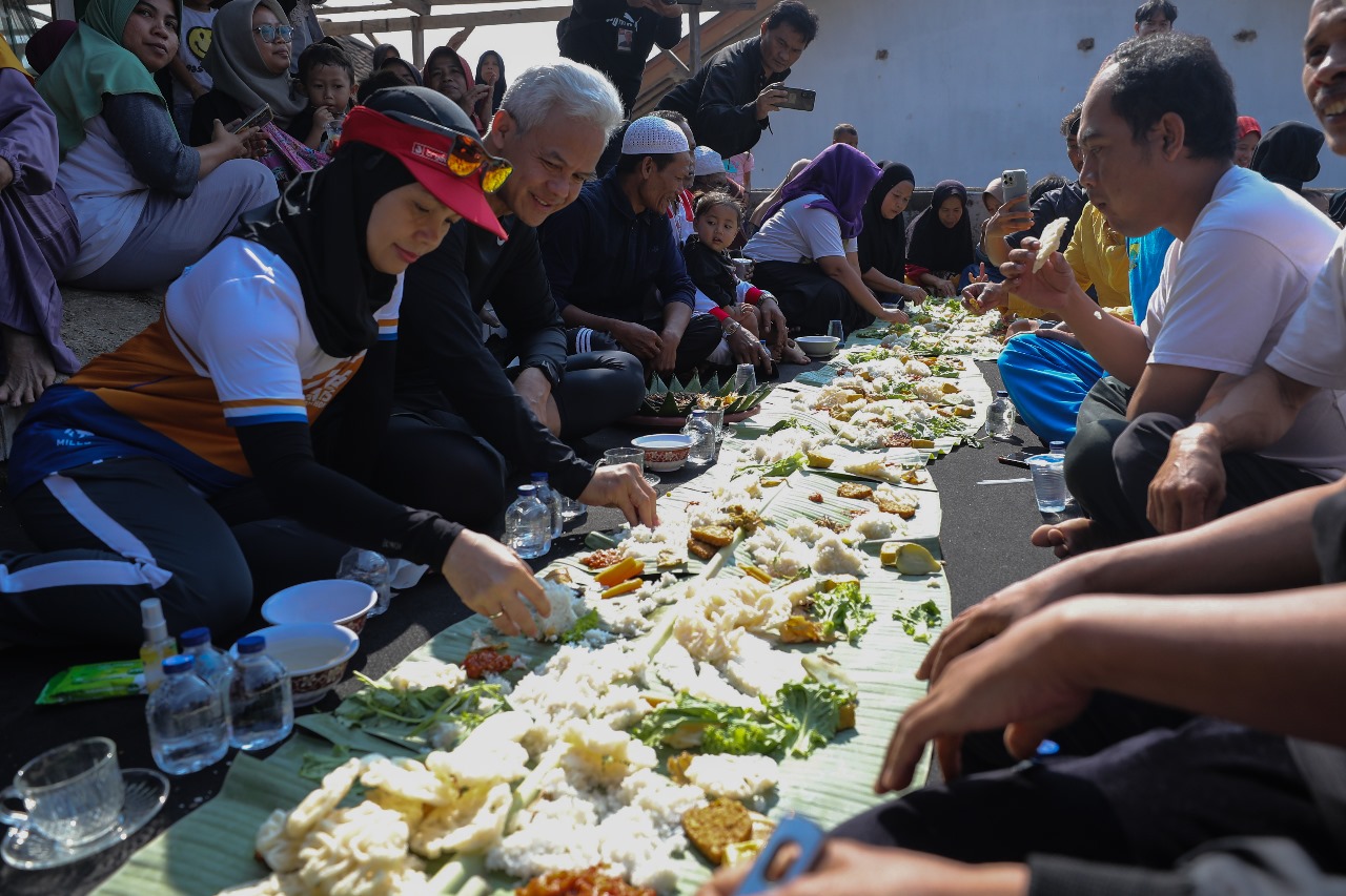Capres 2024, Ganjar Pranowo dan istri, Siti Atikoh makan bersama warga atau mayoran, setelah sebelumnya menginap di rumah warga Kampung Padakati, Desa Tegallega Kecamatan Warung Kondang Kabupaten Cianjur, Jawa Barat, Rabu (4/10/2023)