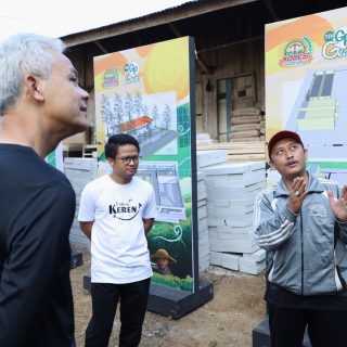 Bakal calon presiden (Capres) 2024, Ganjar Pranowo, berkunjung dan menginap di desa terpencil di kaki Gunung Gede, Cianjur, Jawa Barat. Ganjar juga menginisiasi pembangunan pabrik teh premium di Desa Tegallega Kecamatan Warung Kondang