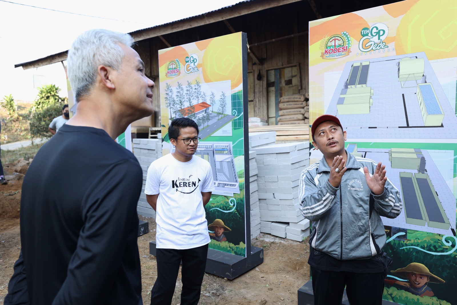 Bakal calon presiden (Capres) 2024, Ganjar Pranowo, berkunjung dan menginap di desa terpencil di kaki Gunung Gede, Cianjur, Jawa Barat. Ganjar juga menginisiasi pembangunan pabrik teh premium di Desa Tegallega Kecamatan Warung Kondang