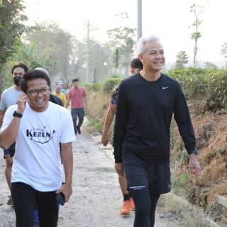 Duta Petani Millenial asal Cianjur, Sandi Oka Susila, mendampingi Capres Ganjar Pranowo berkunjung ke Desa Tegallega Kabupaten Cianjur Jawa Barat, Kamis (5/10/2023)