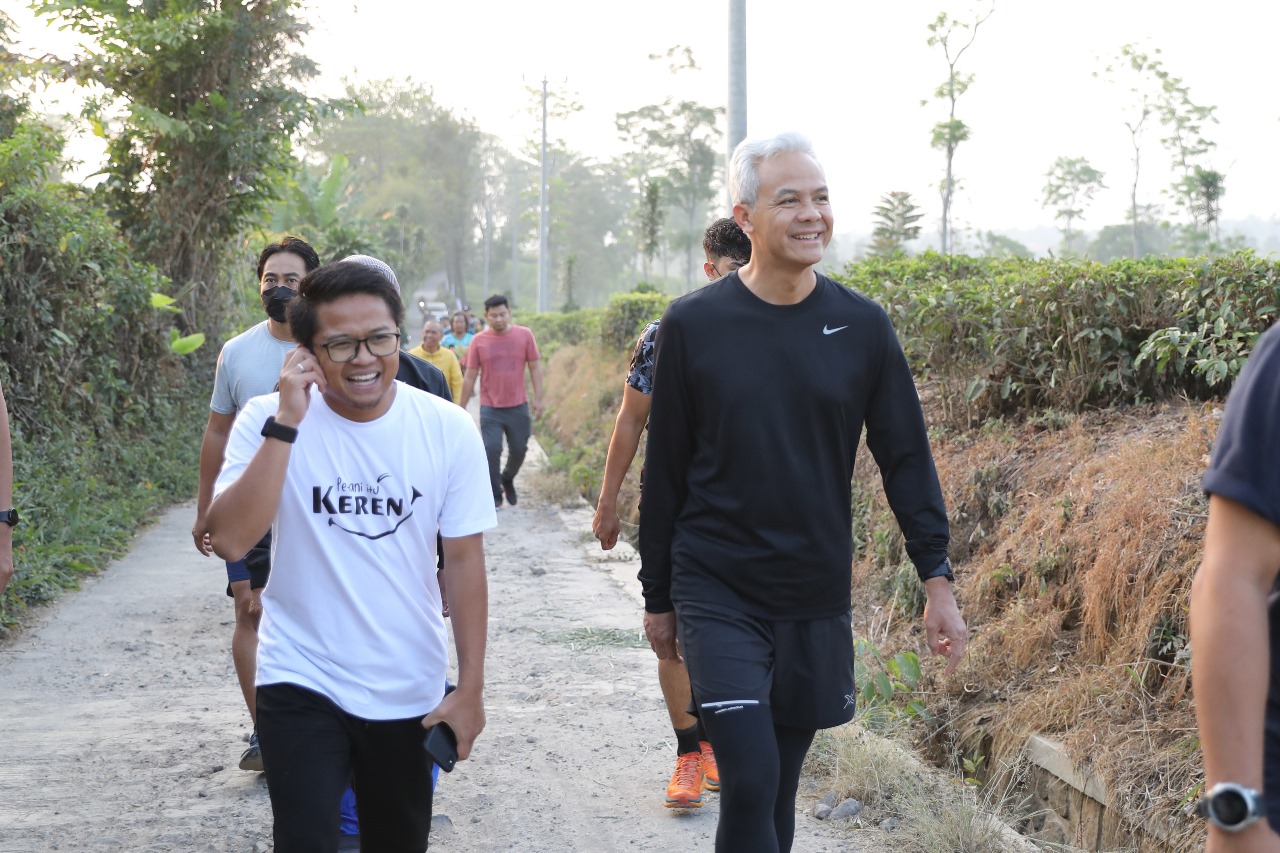 Duta Petani Millenial asal Cianjur, Sandi Oka Susila, mendampingi Capres Ganjar Pranowo berkunjung ke Desa Tegallega Kabupaten Cianjur Jawa Barat, Kamis (5/10/2023)