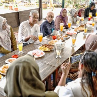 Capres 2024 Ganjar Pranowo dan istri bertemu dengan eks buruh migran saat berkunjung ke Cianjur, Kamis (5/10/2023)