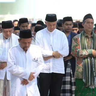 Bacapres 2024, Ganjar Pranowo, bersama para ulama khos Cianjur dan ratusan santri salat istisqa di lapangan Ponpes Al Ittihad Cianjur, Kamis (5/10)