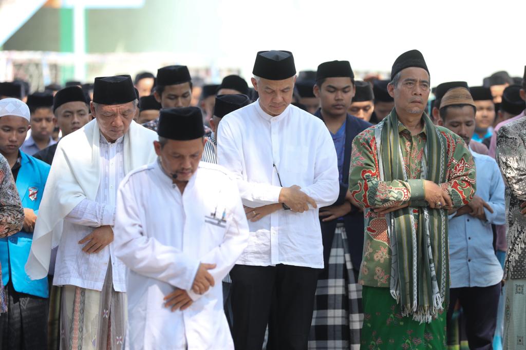 Bacapres 2024, Ganjar Pranowo, bersama para ulama khos Cianjur dan ratusan santri salat istisqa di lapangan Ponpes Al Ittihad Cianjur, Kamis (5/10)