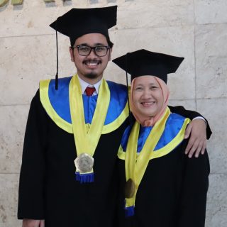 Dokter Endang Sri Lestari PhD MM bersama anaknya, dr Navila Qorri Aynan MM seusai Wisuda Ke-66 USM tahap 5 di Gedung Auditorium Ir Widjatmoko dan Auditorium Prof Muladi USM pada 5 Oktober 2023.