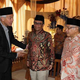 Capres 2024 Ganjar Pranowo dan Menkopolhukam Mahfud MD menghadiri acara pernikahan keluarga KH Said Aqil Siroj