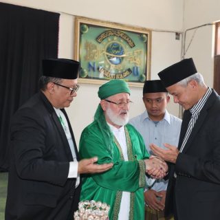 Syekh Muhammad Fadhil Jailani secara khusus mendoakan Capres 2024 Ganjar Pranowo saat bertemu di acara pernikahan anak pengasuh Pondok Pesantren KHAS Kempek, Cirebon, KH Muhammad Mustofa Aqil Siroj, Minggu (8/10/2023)