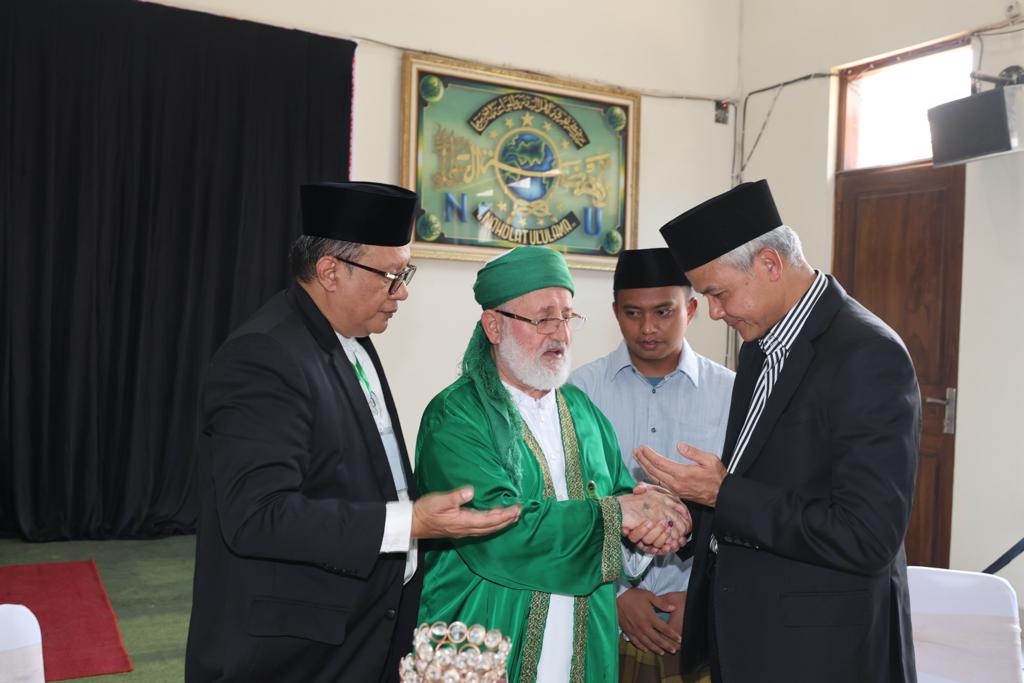 Syekh Muhammad Fadhil Jailani secara khusus mendoakan Capres 2024 Ganjar Pranowo saat bertemu di acara pernikahan anak pengasuh Pondok Pesantren KHAS Kempek, Cirebon, KH Muhammad Mustofa Aqil Siroj, Minggu (8/10/2023)