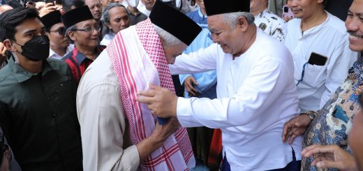 Capres Ganjar Pranowo mendatangi Ponpes Al Jauhariyah Balerante Cirebon, disambut Kiai Muhammad Faqih Jauhar, Minggu (8/10/2023). Kiai Muhammad mengalungkan serban berwarna merah putih kepada Ganjar