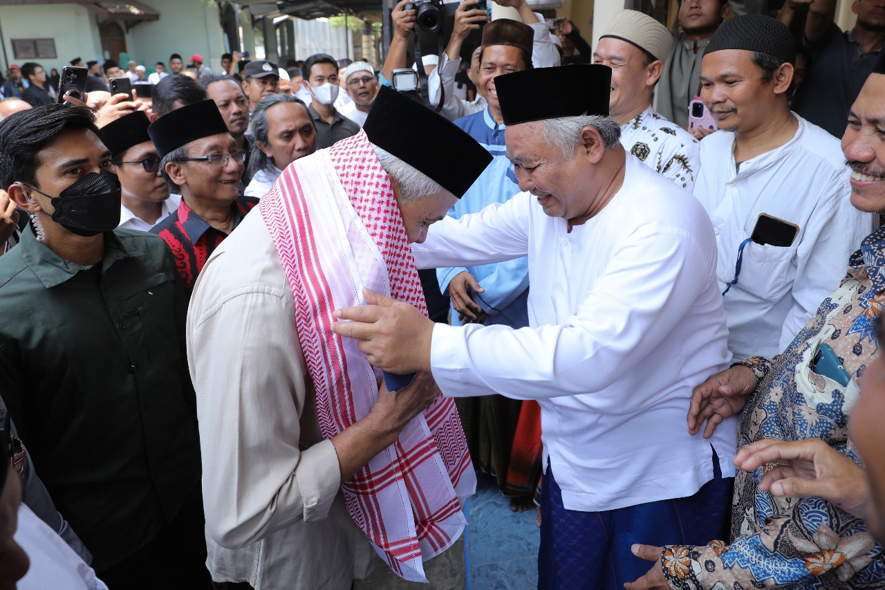 Capres Ganjar Pranowo mendatangi Ponpes Al Jauhariyah Balerante Cirebon, disambut Kiai Muhammad Faqih Jauhar, Minggu (8/10/2023). Kiai Muhammad mengalungkan serban berwarna merah putih kepada Ganjar