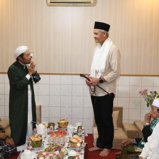 Bakal calon presiden 2024 Ganjar Pranowo mendapat tongkat dan tasbih dari Kiai Abdul Hayyi Imam, saat mengunjungi Pondok Pesantren Gedongan di Cirebon, Minggu (8/10/2023) siang