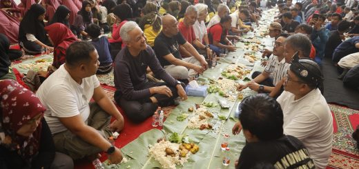 Bakal calon presiden (Bacapres) Ganjar Pranowo, menikmati makan pagi sambil leaehan bareng warga Desa Sukamantri, Kecamatan Tamansari, Kabupaten Bogor, Kamis (12/10/2023)