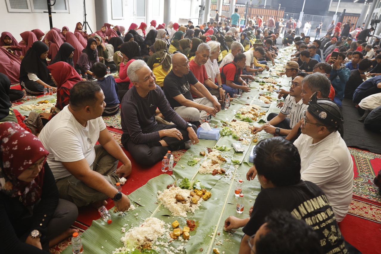 Bakal calon presiden (Bacapres) Ganjar Pranowo, menikmati makan pagi sambil leaehan bareng warga Desa Sukamantri, Kecamatan Tamansari, Kabupaten Bogor, Kamis (12/10/2023)