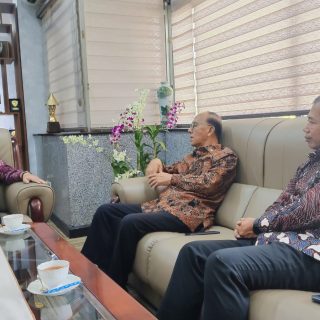 Anggota Pembina Yayasan Alumni Undip Ir Soeharsojo IPU dan Rektor USM Dr Supari ST MT, mengunjungi Kedutaan Besar Republik Indonesia (KBRI) Singapura, diterima langsung Kepala KBRI H E Suryo Pratomo pada 13 Oktober 2023