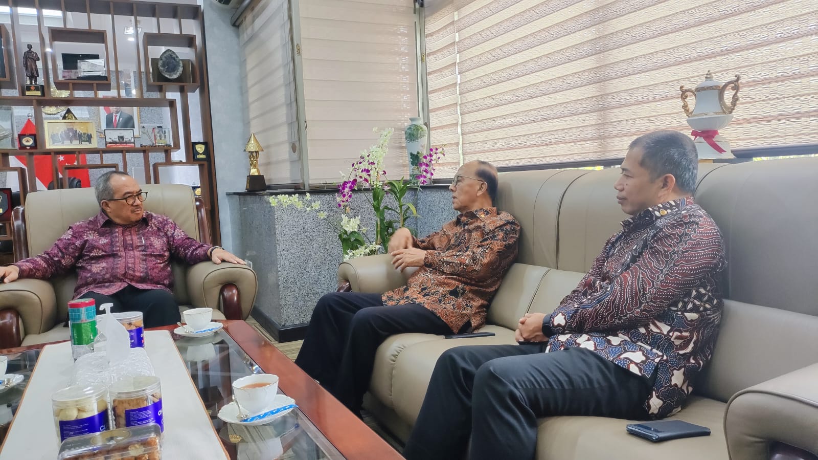 Anggota Pembina Yayasan Alumni Undip Ir Soeharsojo IPU dan Rektor USM Dr Supari ST MT, mengunjungi Kedutaan Besar Republik Indonesia (KBRI) Singapura, diterima langsung Kepala KBRI H E Suryo Pratomo pada 13 Oktober 2023