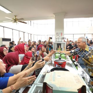 Bakal calon presiden (Bacapres) 2024, Ganjar Pranowo, mengunjungi PT Maspion di Nyamplungan Kecamatan Pabean Cantikan, Surabaya, Sabtu (14/10/2023). PT Maspion bergerak di bidang peralatan dapur dan rumah tangga
