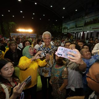 Bakal calon presiden (Bacapres) 2024 Ganjar Pranowo menghadiri perayaan Milad ke-21 Masjid Muhammad Cheng Hoo Surabaya, Sabtu (12/10/2023) malam
