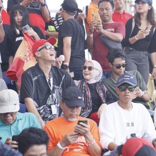 Bakal calon presiden 2024 Ganjar Pranowo dan keluarga berada di tengah-tengah penonton perhelatan Moto GP Mandalika, Lombok, Minggu (15/10/2023)