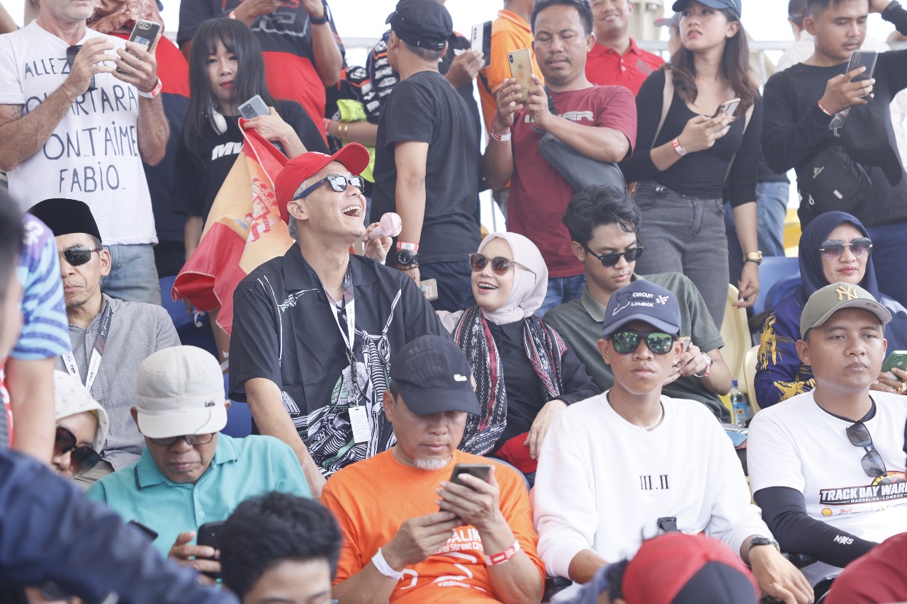 Bakal calon presiden 2024 Ganjar Pranowo dan keluarga berada di tengah-tengah penonton perhelatan Moto GP Mandalika, Lombok, Minggu (15/10/2023)