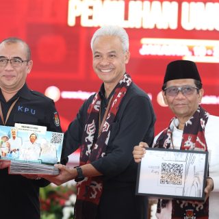 Pasangan Capres Cawapres 2024, Ganjar Pranowo dan Mahfud MD, mendaftarkan diri ke Komisi Pemilihan Umum (KPU), diterima Ketua KPU Hasyim Asy’ari, Kamis (19/10/2023)